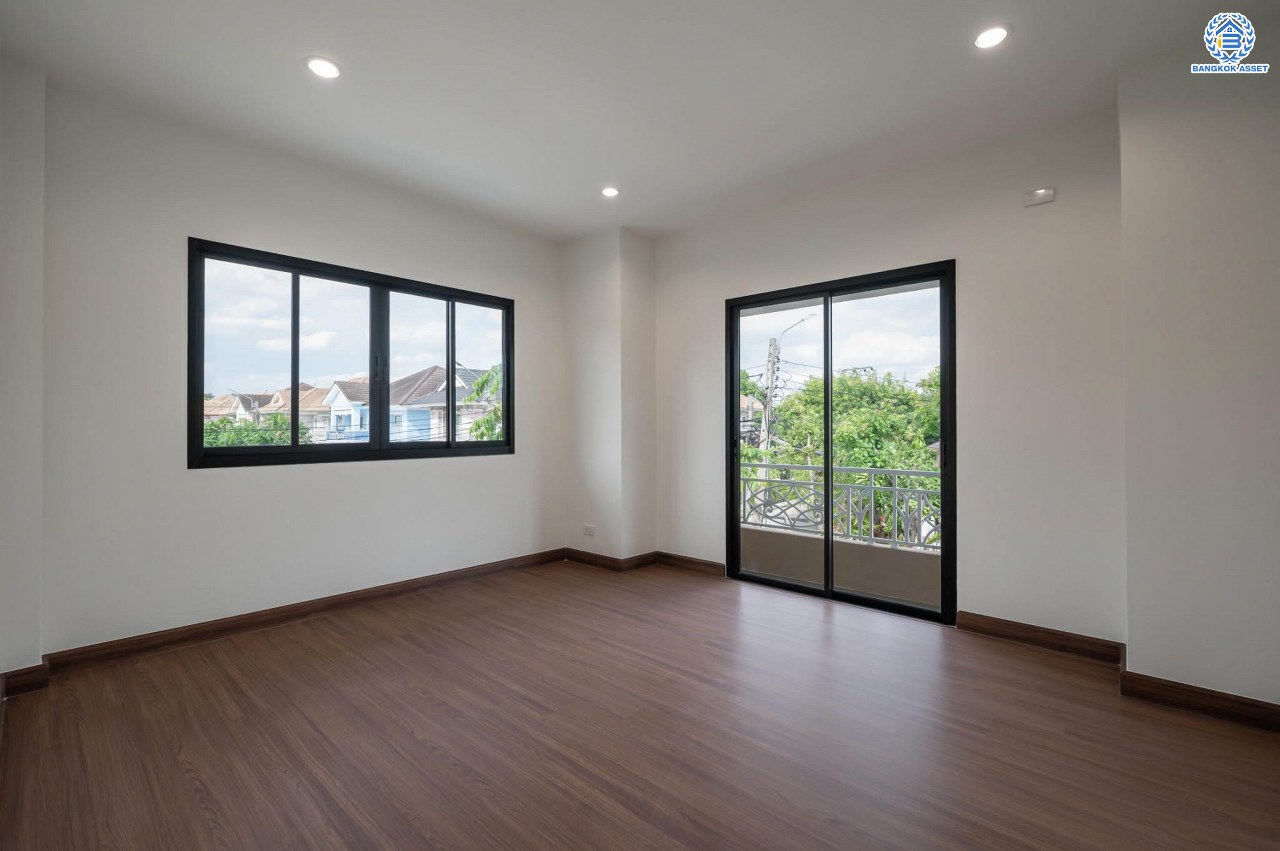 บ้านมือสองตกแต่งใหม่  โครงการ ธารา ราชพฤกษ์-ปิ่นเกล้า บ้านสวย พร้อมอยู่ เนื้อที่ 88.2 ตร.ว. ฟังก์ชัน 3 ห้องนอน 4 ห้องน้ำ 1 ห้องแม่บ้าน จอดรถได้ 2 คัน บนทำเลเชื่อมต่อถนนกาญจนาภิเษก ใกล้รถไฟฟ้าสายสีแดง "สถานีตลิ่งชัน" และจุดขึ้นทางด่วน "ศรีรัช" รายล้อมด้วยสิ่งอำนวยความสะดวกครบครัน